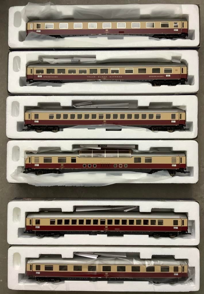 Roco ‘RHEINGOLD’, set 45924 + aanvulling 45802/-803 nwstaat, Hobby en Vrije tijd, Gelijkstroom, Wagon, Ophalen of Verzenden, Zo goed als nieuw