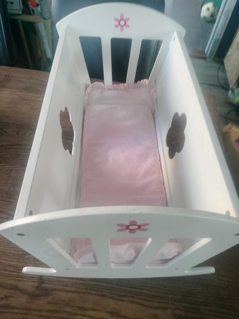Witte houten poppenwieg met roze bloemetjes en beddengoed, Ophalen of Verzenden, Gebruikt, Toebehoren