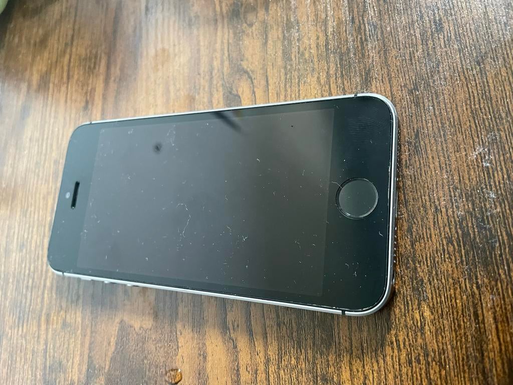 iPhone SE (2016) - Werkt niet - Voor onderdelen/reparatie, Ophalen of Verzenden, Niet werkend, Zilver, IPhone SE (2016)