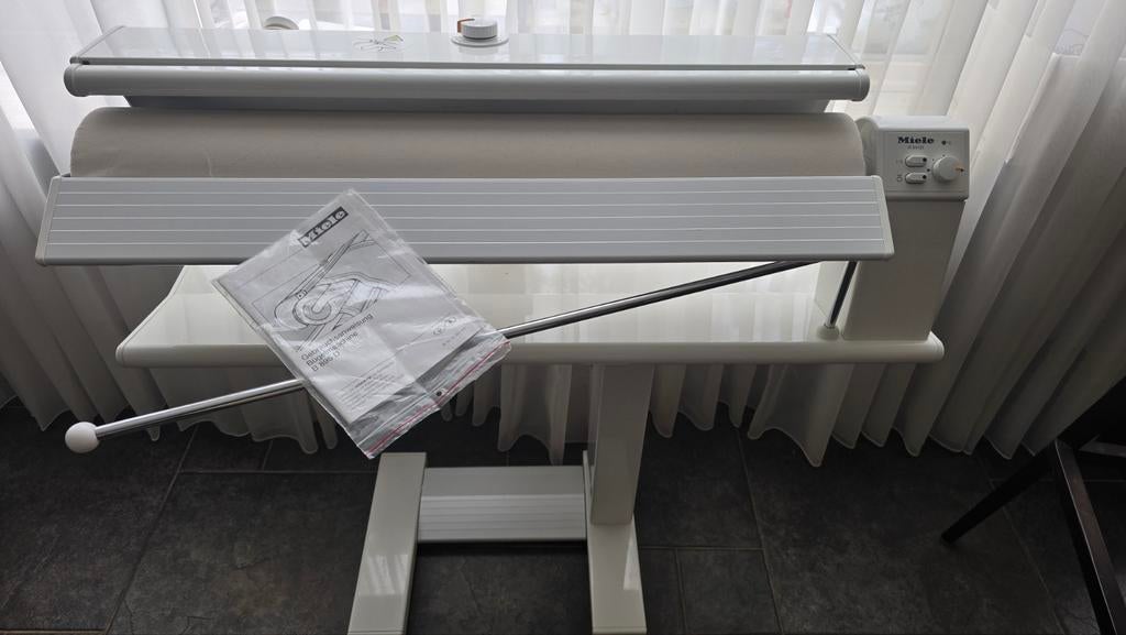 Een nieuwe strijkmachine miele mangel met stoomfunctie, Ophalen, Nieuw