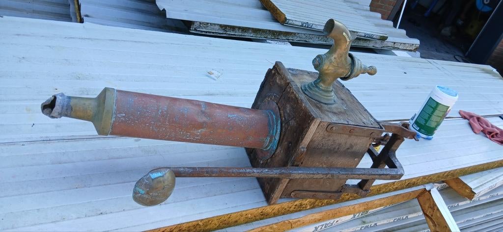 Antieke waterpomp met houten bak - 110cm hoog, Antiek en Kunst, Ophalen