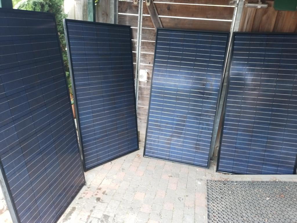 Set van vier zonnepanelen met omvormer, Doe-het-zelf en Verbouw, Elektra en Kabels, Ophalen of Verzenden, Gebruikt