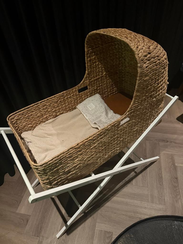 Rieten Wiegje met standaard en lakentjes, Kinderen en Baby's, Babywiegjes en Ledikanten, Ophalen, Zo goed als nieuw, Wieg