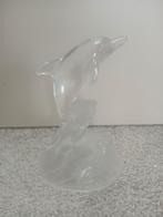 Glazen dolfijn, Ophalen