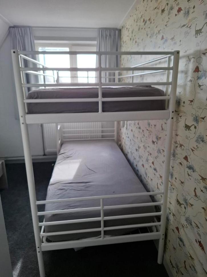 Stevig wit stapelbed met matrassen, Huis en Inrichting, Slaapkamer | Stapelbedden en Hoogslapers, Gebruikt, Stapelbed, 90 cm, 200 cm