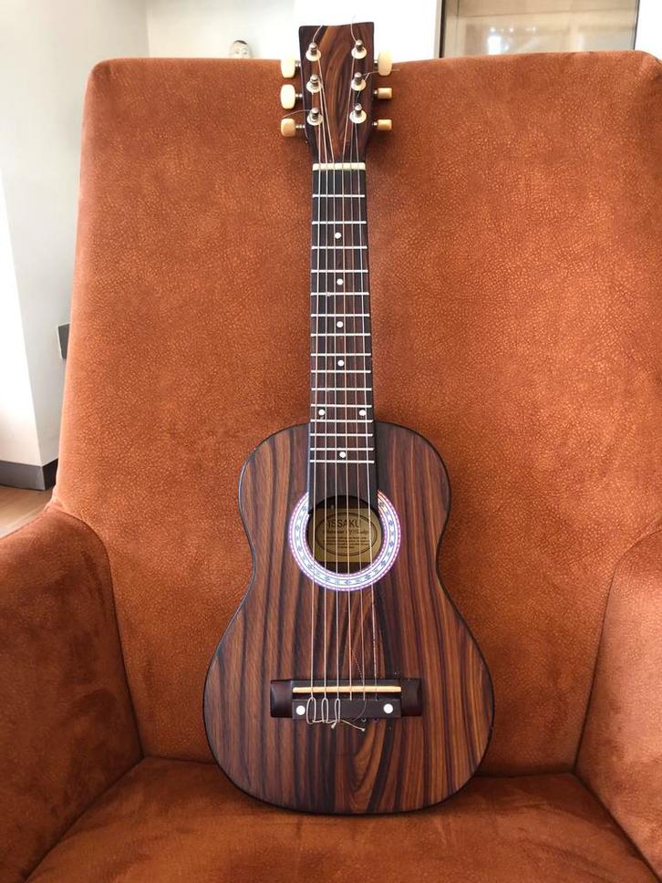 Issaku Guitalele, Muziek en Instrumenten, Snaarinstrumenten | Gitaren | Akoestisch, Gebruikt, Klassieke of Spaanse gitaar, Ophalen of Verzenden