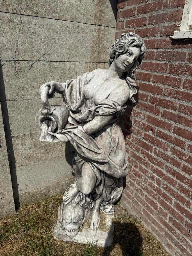 Vrouwenbeeld met wateraansluiting, Ophalen, Gebruikt, Steen, Mensenbeeld