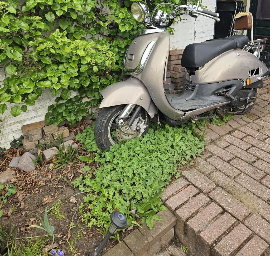 Scooter AGM V641 bj 2015 motorisch goed, Fietsen en Brommers, Brommers | Tomos, Ophalen, Gebruikt, Overige modellen, 50 cc
