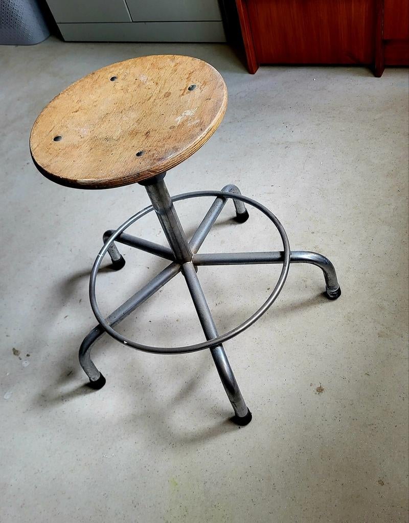 Industrieële kruk in hoogte verstelbaar door te draaien., Ophalen, In hoogte verstelbaar, Gebruikt, Hout