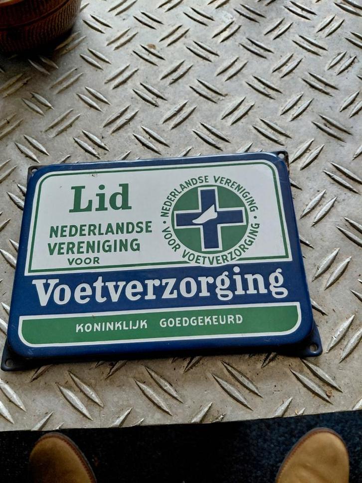 Emaille bordje lid nederlandse vereniging voetverzorging, Verzamelen, Merken en Reclamevoorwerpen, Gebruikt, Reclamebord, Ophalen of Verzenden