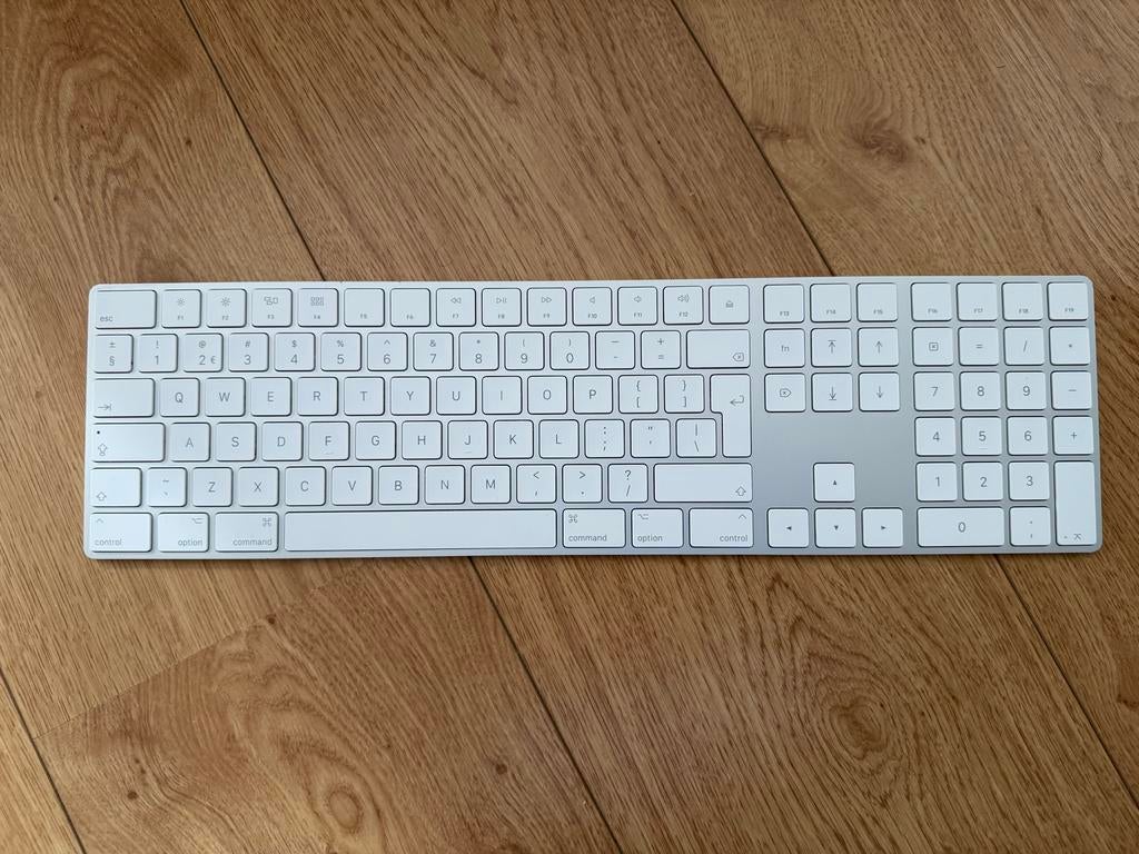 Apple Magic Keyboard Wit met Nummeriek Toetsenbord, Multimediatoetsen, Ophalen of Verzenden, Zo goed als nieuw, Draadloos