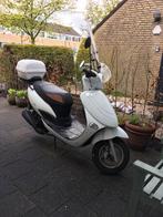 Scooter met gele kentekenplaat. Staat in Meppel, Ophalen, Gebruikt, Benzine