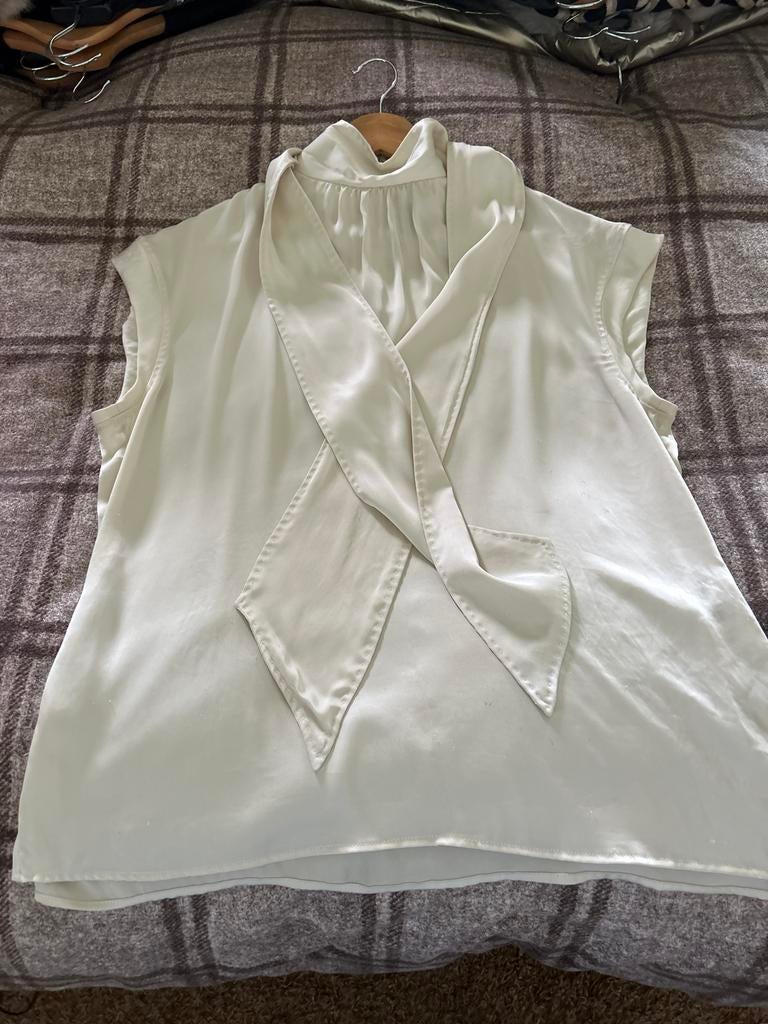 Marc Cain Crèmekleurige Top met Strikkraag, Maat 38/40 (M), Beige, Ophalen of Verzenden, Zo goed als nieuw