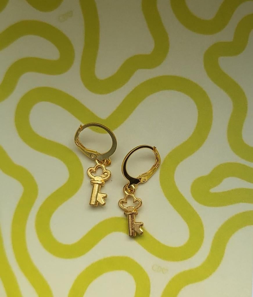 Gouden Sleutel Oorbellen - Hangers, Sieraden, Tassen en Uiterlijk, Overige materialen, Hangers, Nieuw, Ophalen of Verzenden