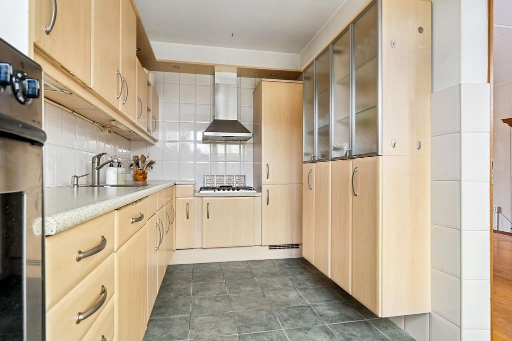 Keuken met apparatuur: oven, vaatwasser, koel/vries combi, Ophalen, Gebruikt, Kunststof, Hoekkeuken