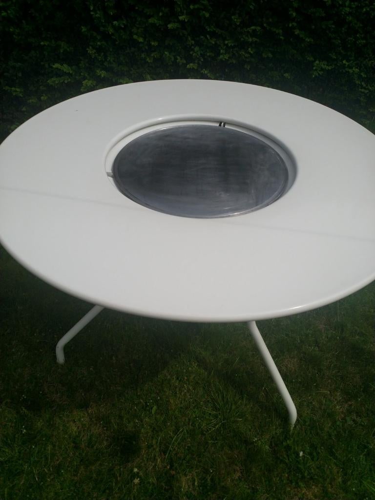 Metalen witte tuintafel met uitneembare gril-bakplaat, Ophalen, Gebruikt, Rond, Metaal