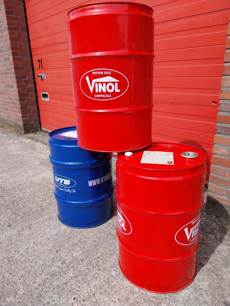 Metalen vaten Divinol en UTB, Ophalen