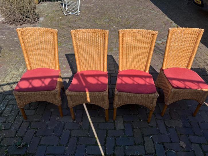 Gratis: Vier rotan stoelen met kussens, Huis en Inrichting, Stoelen, Gebruikt, Vier, Riet of Rotan, Bruin, Ophalen