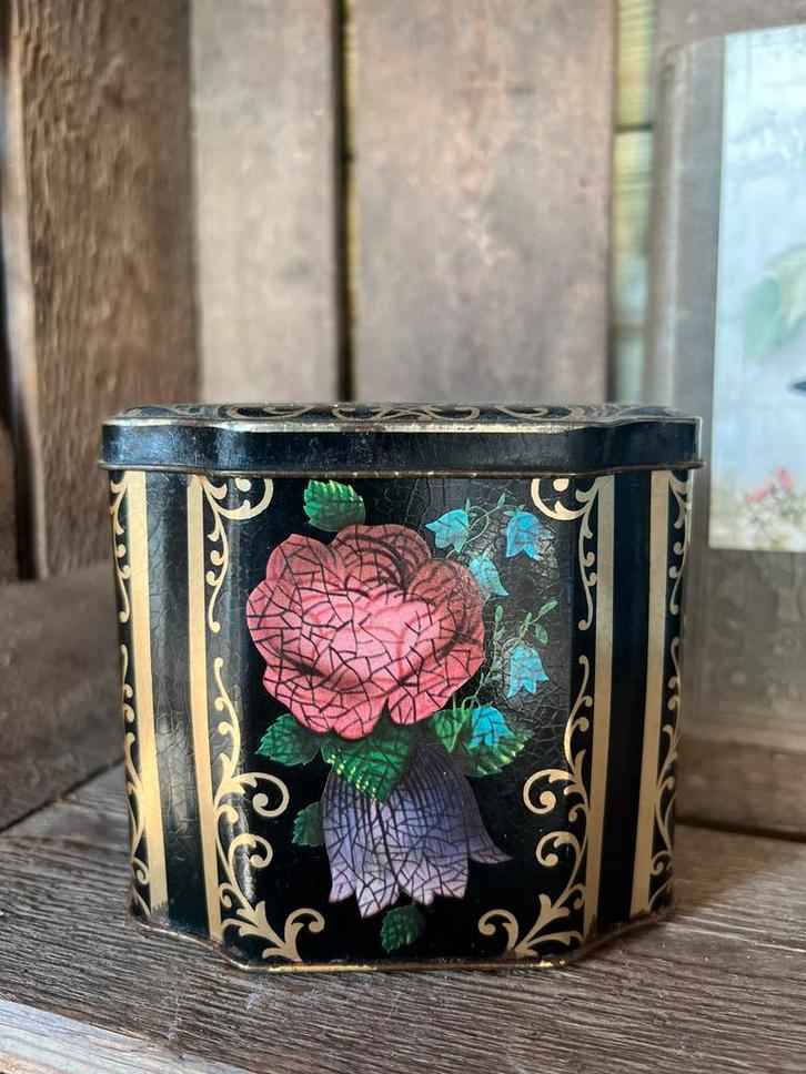 Zwart blik met rozen, geel, roze koekblik theeblik, Verzamelen, Blikken, Zo goed als nieuw, Koek(jes), Ophalen of Verzenden