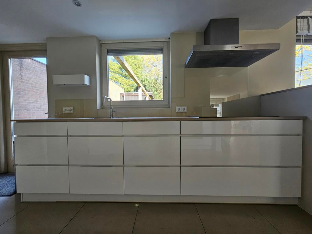 Witte hoogglans greeploze keuken van KVIK apparatuur Siemens, Huis en Inrichting, Ophalen, Overige materialen, Wit, Enkelwandige keuken