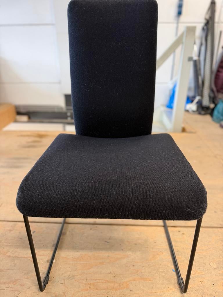 Zwarte stoel met stoffen bekleding, Huis en Inrichting, Stoelen, Gebruikt, Zwart, Ophalen of Verzenden, Eén