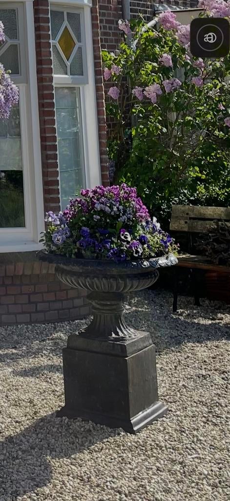 Prachtige giet ikzeren pot met sokkel!!, Tuin en Terras, Tuinvazen, Ophalen of Verzenden, Gebruikt