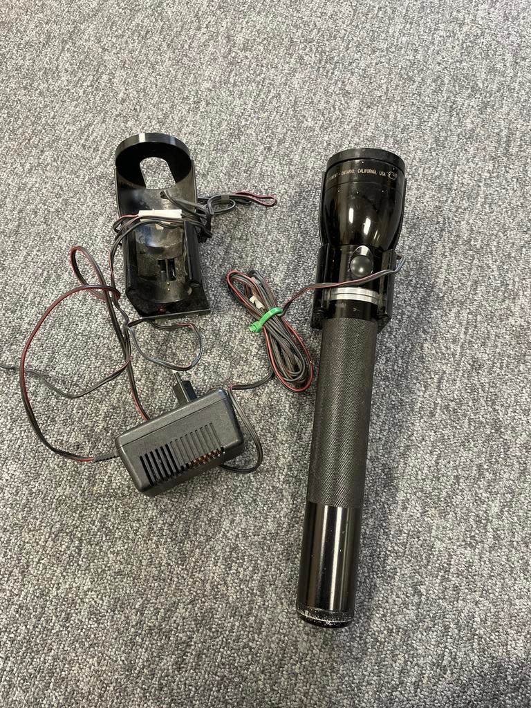 Oplaadbare Maglite zaklamp met lader en houder, Ophalen of Verzenden, Gebruikt, Accu