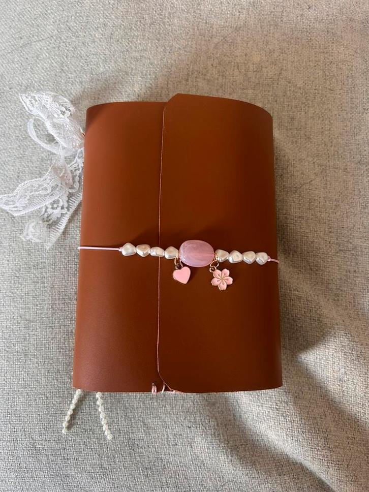 Leather cognac journal cover a6 pink details with pocket, Hobby en Vrije tijd, Overige Hobby en Vrije tijd, Nieuw, Ophalen of Verzenden
