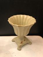 Brocante Gietijzeren ''Louvre'' Vaasjes., Ophalen of Verzenden