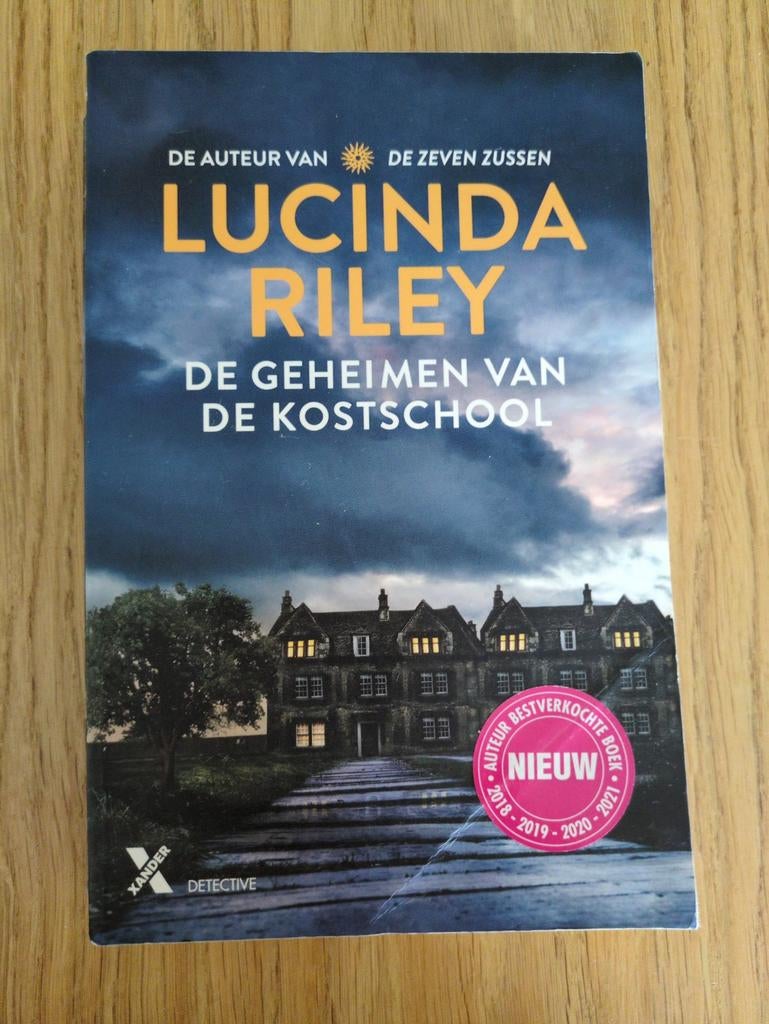 Lucinda Riley - De Geheimen van de Kostschool, Ophalen of Verzenden, Zo goed als nieuw