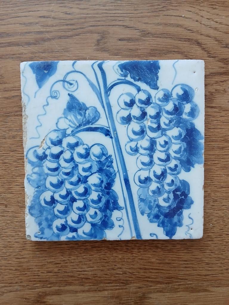 Antieke Delfts Blauwe Tegel met Druivenmotief, Antiek en Kunst, Antiek | Wandborden en Tegels, Ophalen of Verzenden