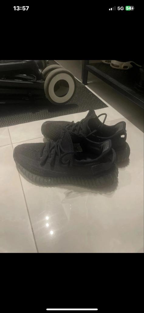 Yeezy 350 Onyx Black - Zo goed als nieuw, Kleding | Heren, Schoenen, Ophalen of Verzenden, Zo goed als nieuw, Zwart, Sneakers of Gympen