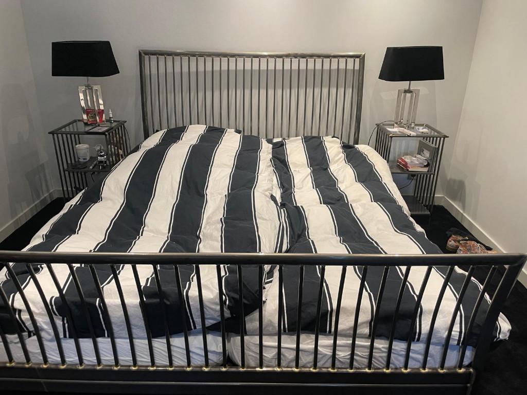 Metalen spijlenbed, Huis en Inrichting, Slaapkamer | Bedden, Ophalen, Overige kleuren, Tweepersoons, Zo goed als nieuw