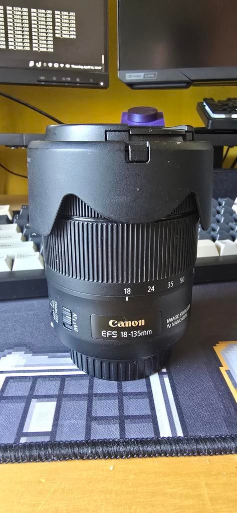 Canon EF-S 18-135mm zoomlens met lenskapje en hood, Audio, Tv en Foto, Fotografie | Lenzen en Objectieven, Ophalen, Zo goed als nieuw