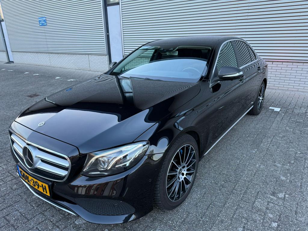 Mercedes E350e Plug-in | Airmatic | HUD | Burmester | 360°, Auto's, Automaat, Achterwielaandrijving, Leder en Stof, Zwart