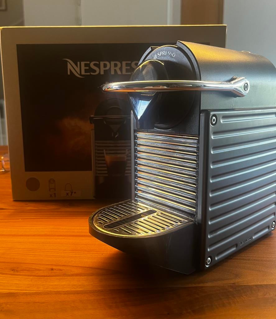 Nespresso zo goed als nieuw met nieuwe aeroccino 3 opschuim, Ophalen of Verzenden, Zo goed als nieuw, Espresso apparaat