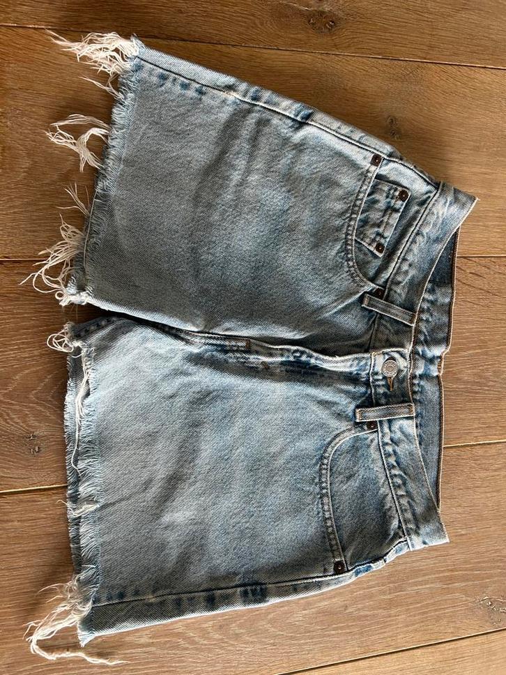 Levi short nieuwstaat, Kleding | Dames, Spijkerbroeken en Jeans, Zo goed als nieuw, W30 - W32 (confectie 38/40), Blauw, Ophalen