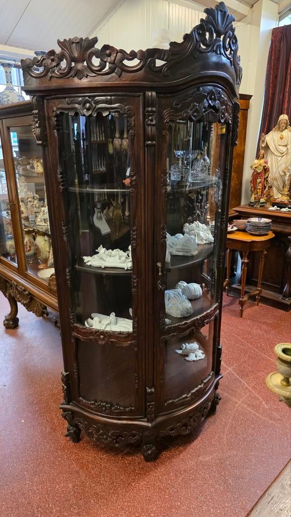 Rijk bewerkte notenhouten vitrinekast met gebogen glas, Antiek en Kunst, Antiek | Meubels | Kasten, Ophalen of Verzenden