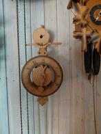 Antieke houten klok met houten tandwielen, Ophalen