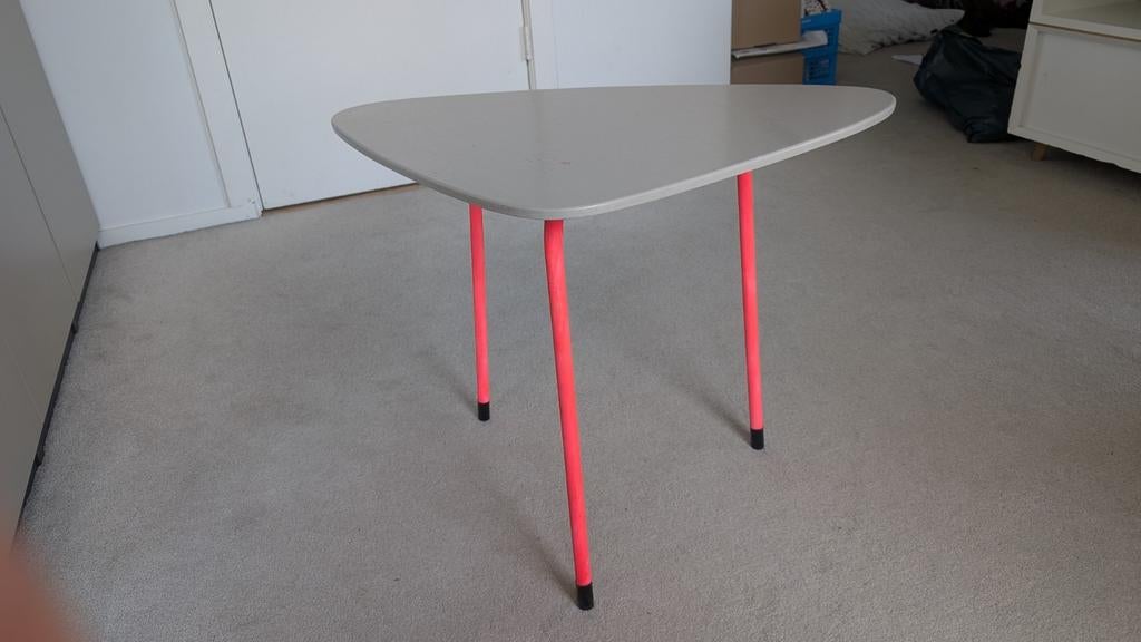 Driehoekig bijzettafeltje met fluoriserend roze poten, Minder dan 55 cm, Gebruikt, Vintage/retro, Overige vormen