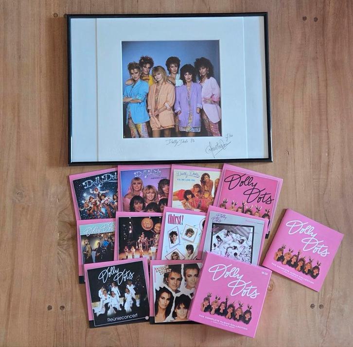 Dolly Dots gesigneerde print Govert de Roos 7/30 + CD box, Verzamelen, Muziek, Artiesten en Beroemdheden, Nieuw, Ophalen of Verzenden
