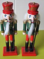 twee kleine houten notenkrakers met geweer - kerst, Ophalen of Verzenden, Zo goed als nieuw