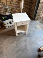 Massief houten bijzettafel met lade (opknapper), Huis en Inrichting, Tafels | Bijzettafels, Minder dan 55 cm, Gebruikt, Rechthoekig