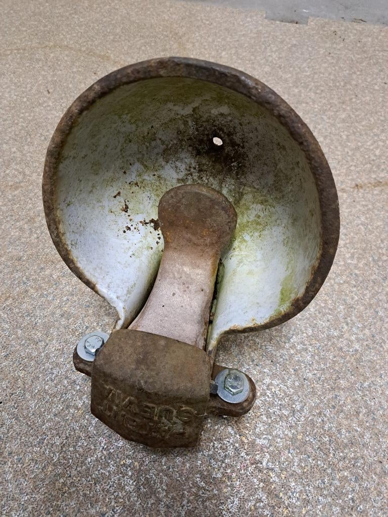 Oude drinkbak voor koeien. Brocante, Ophalen