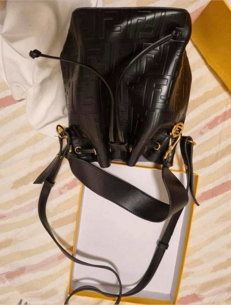 Prachtige, gloednieuwe FF zwarte buideltas, Sieraden, Tassen en Uiterlijk, Tassen | Damestassen, Verzenden, Nieuw, Zwart, Schoudertasje