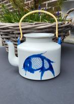 Vintage theepotje met koi decoratie en bamboe hengsel, Ophalen of Verzenden