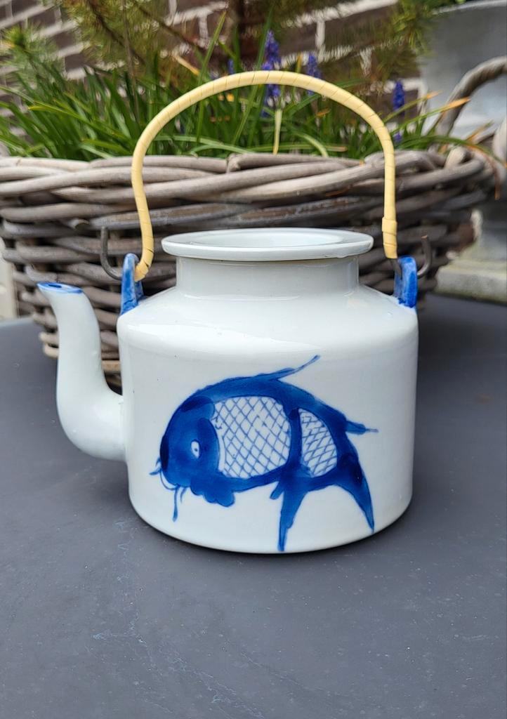 Vintage theepotje met koi decoratie en bamboe hengsel, Antiek en Kunst, Antiek | Keramiek en Aardewerk, Ophalen of Verzenden