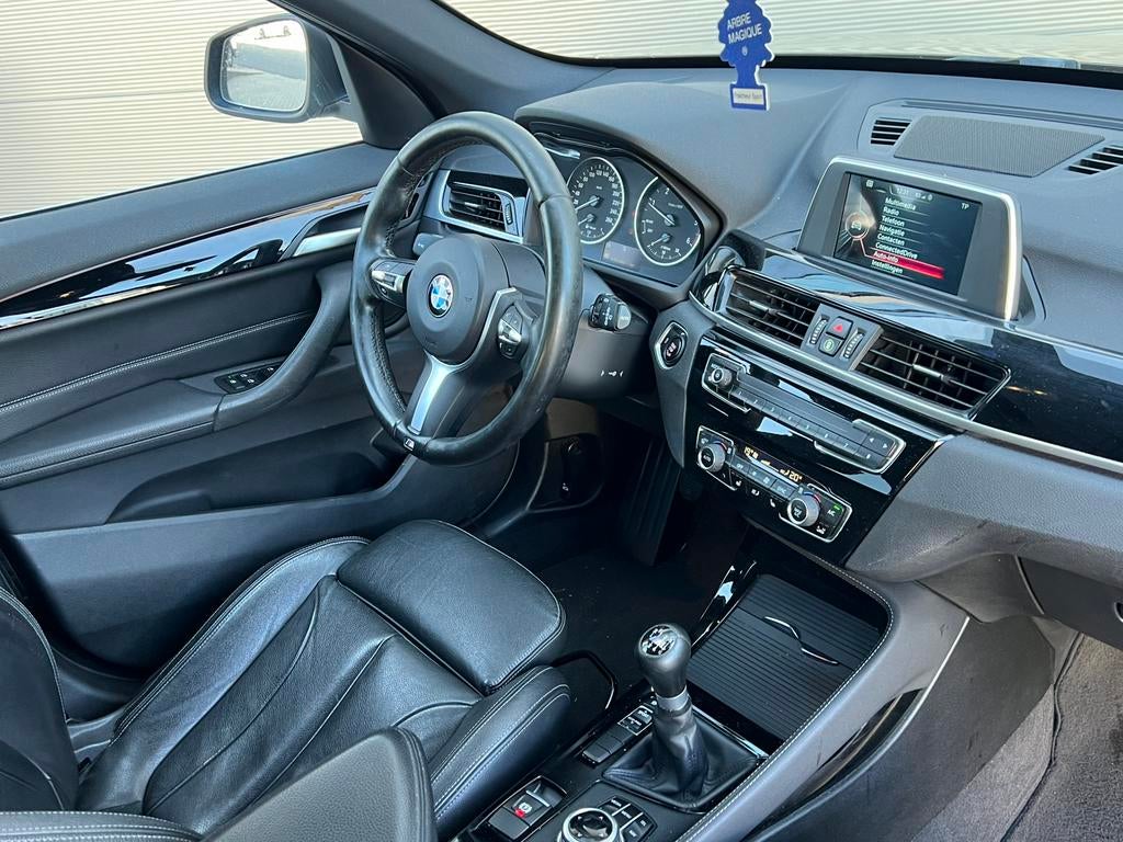 Zwarte BMW X1 sDrive 18D SUV M-Pakket 150PK/Apk/Navi/Leer!, Auto's, BMW, X1, Achterwielaandrijving, Zwart, 4 cilinders