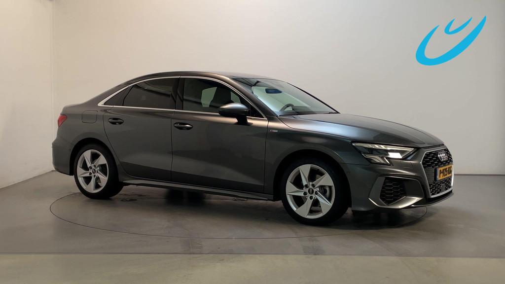 Audi A3 Limousine 30 TFSI S Edition Leder-Stof Stoelverwarmi, Gebruikt, Met garantie (alle), Leder en Stof, 23 km/l