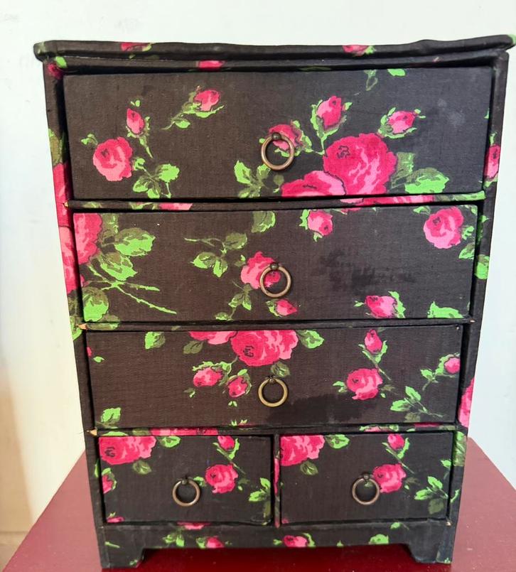 Grote brocante roos retro stof sieraden doos laatjes Frans, Antiek en Kunst, Curiosa en Brocante, Ophalen of Verzenden